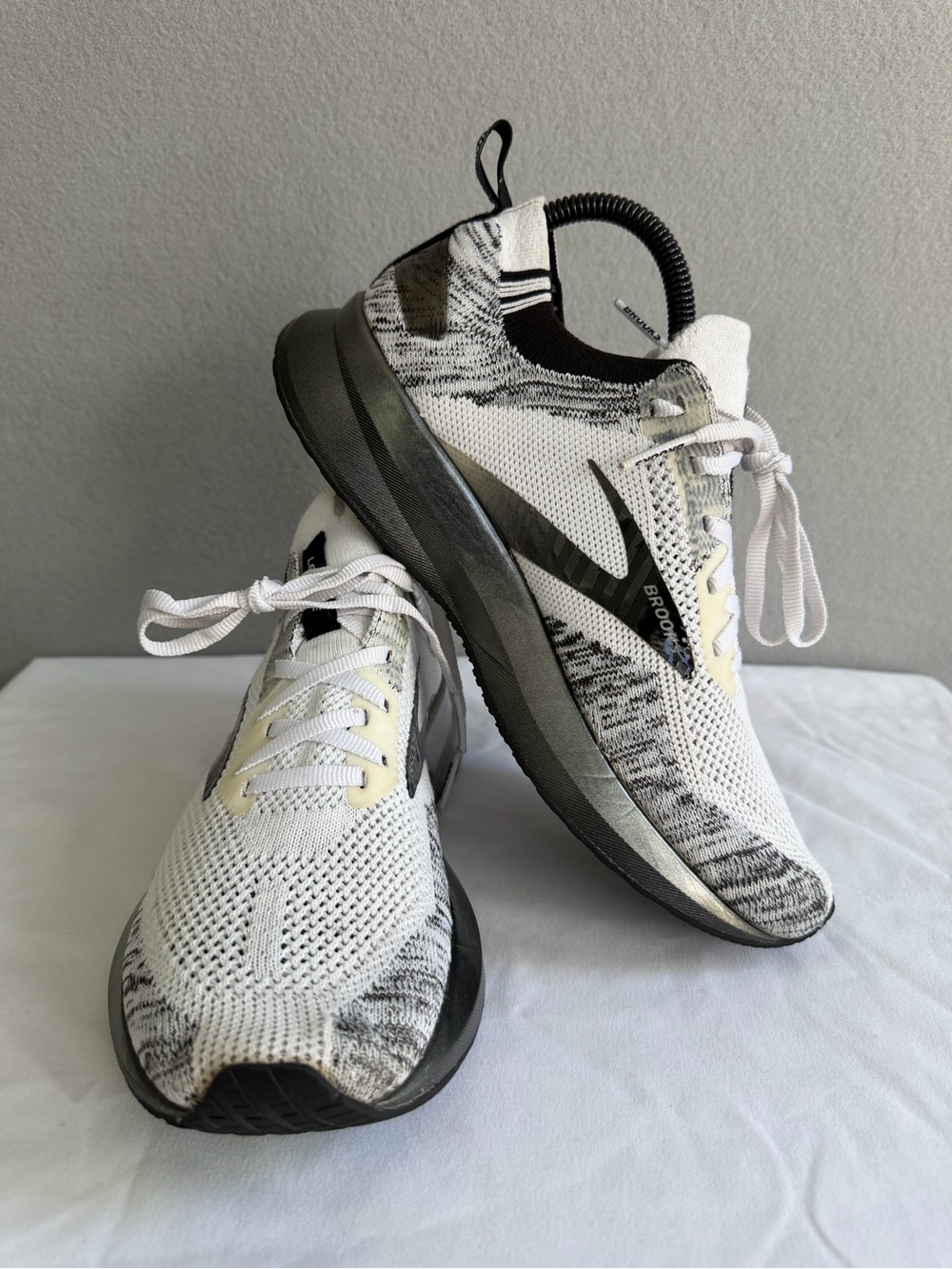 Brooks Levitate 4 Athletic Running Shoes s7.5 Women’s Wht/Grey/Blk